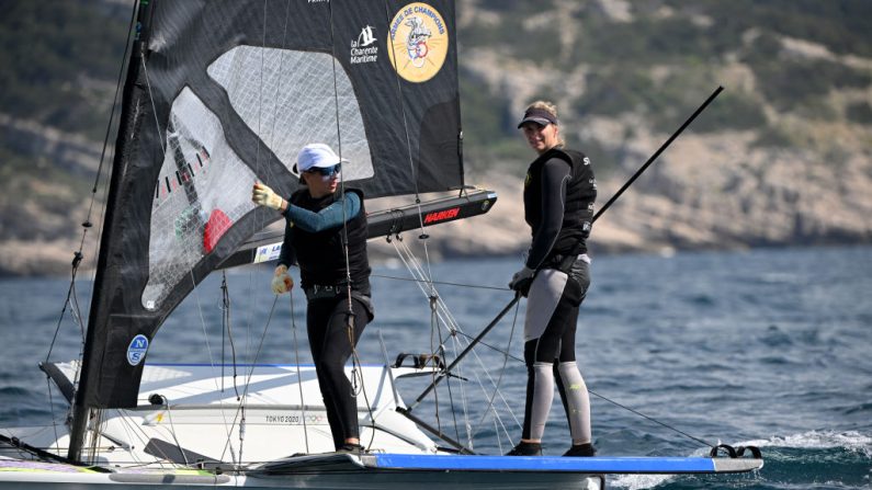 L'équipe de France de voile a décroché deux podiums européens dimanche, avec le duo Charline Picon/Sarah Steyaert et le tandem Camille Lecointre/Jérémie Mion. (Photo : NICOLAS TUCAT/AFP via Getty Images)