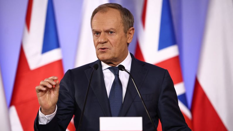 Le Premier ministre polonais, Donald Tusk, s'adresse à la presse à l'issue d'entretiens bilatéraux avec le Premier ministre britannique, Rishi Sunak, au bureau du Premier ministre, le 23 avril 2024 à Varsovie, en Pologne. (Henry Nicholls - Pool/Getty Images)