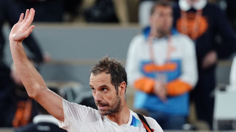 A bientôt 38 ans, Richard Gasquet, même battu 6-4, 6-2, 6-4 par le n°2 mondial Jannik Sinner au deuxième tour de Roland-Garros en session de soirée mercredi, "espère pouvoir continuer à jouer encore un petit peu à ce niveau-là". (Photo : DIMITAR DILKOFF/AFP via Getty Images)