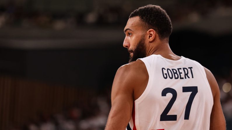 Rudy Gobert, qui rêvait d'être porte-drapeau aux Jeux olympiques de Paris (26 juillet - 11 août), ne va finalement pas présenter sa candidature, en raison d'un calendrier défavorable, explique-t-il à l'AFP. (Photo : Takashi Aoyama/Getty Images)