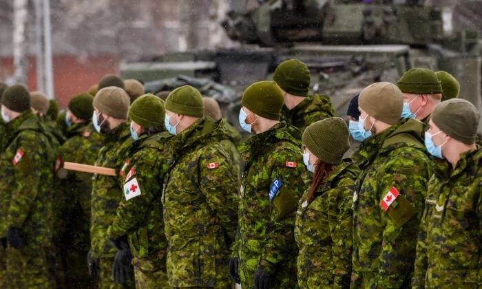 Des soldats canadiens attendent de rencontrer le ministre de la Défense, Anita Anand, à Adazi, en Lettonie, le 3 février 2022. (Gints Ivuskans/AFP via Getty Images)