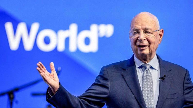 Le fondateur du FEM, Klaus Schwab, prononce un discours lors de la cérémonie du "Crystal Award" à l'occasion de la réunion annuelle du Forum économique mondial à Davos, le 16 janvier 2023. (Fabrice Coffrini/AFP via Getty Images)