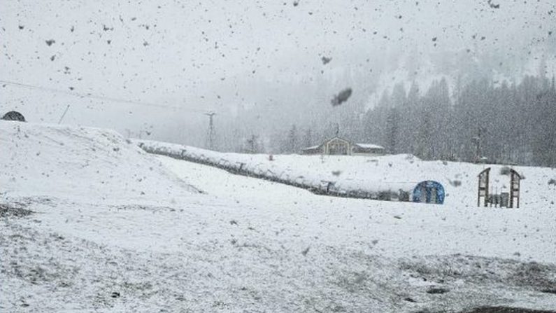 Chutes de neige à la station Isola 2000, jeudi 16 mai 2024. (Capture d'écran Facebook @Météo Côte d'Azur)