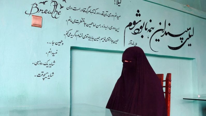 "Laila", une mère afghane de six enfants qui a commencé à mendier dans les rues après avoir perdu son emploi lorsque son employeur a fui l'Afghanistan lors du retour au régime des talibans. Elle s'exprime dans un entretien à Kaboul, le 16 novembre 2021. Son nom a été modifié pour protéger son identité. (Wakil Kohsar/AFP via Getty Images)