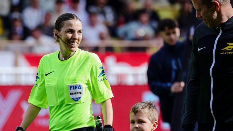 Stéphanie Frappart arbitrera la finale de la Coupe de Grèce entre le Panathinaïkos et l’Aris FC, le 25 mai à Volos (centre), a annoncé mardi la Fédération hellénique de football.  (Photo : CLEMENT MAHOUDEAU/AFP via Getty Images)