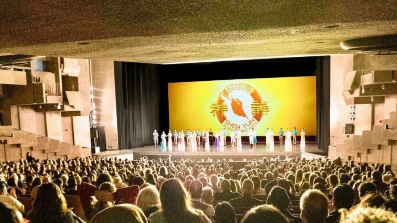 Le lever de rideau de Shen Yun Performing Arts au Zellerbach Hall, à Berkeley, le 12 janvier 2024. (Epoch Times)