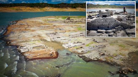 Une ville engloutie il y a 300 ans refait surface avec les ruines d’une église et d’un cimetière à la suite de l’assèchement d’un barrage – voici pourquoi elle avait coulé