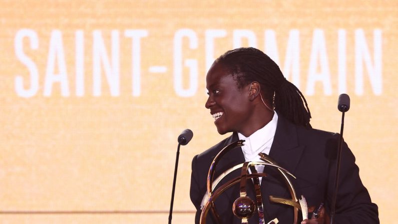 L'attaquante du Paris SG Tabitha Chawinga a été désignée lundi soir meilleure joueuse de la saison 2023-24 de D1 féminine, lors de la cérémonie des Trophées UNFP à Paris. (Photo by FRANCK FIFE/AFP via Getty Images)