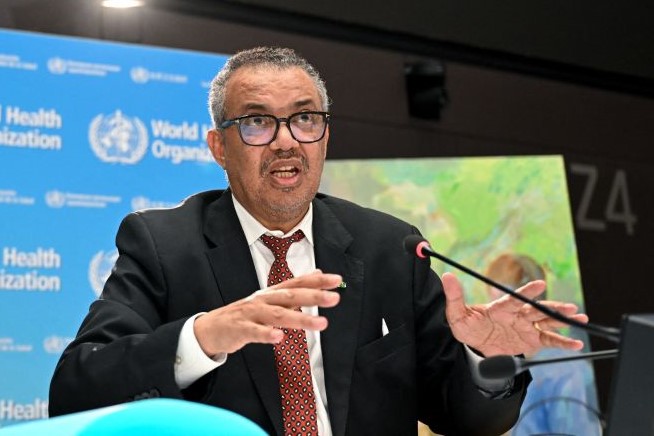 Le chef de l'Organisation mondiale de la santé (OMS), Tedros Adhanom Ghebreyesus, s'exprime lors d'une conférence de presse à l'occasion du 75e anniversaire de l'Organisation mondiale de la santé, à Genève, le 6 avril 2023. (FABRICE COFFRINI/AFP via Getty Images)