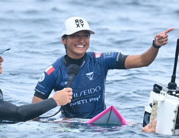 Vahine Fierro, devenue mercredi la première française à s'imposer au Tahiti Pro, a réalisé un "rêve de gosse" en domptant en compétition la terrible vague de Teahupo'o. (Photo : JEROME BROUILLET/AFP via Getty Images)