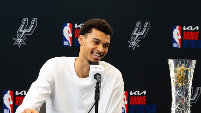 Victor Wembanyama a affirmé qu'il cherchait déjà à tirer parti de sa remarquable première saison après avoir reçu officiellement son trophée de rookie de l'année de la NBA samedi. (Photo : SUZANNE CORDEIRO/AFP via Getty Images)