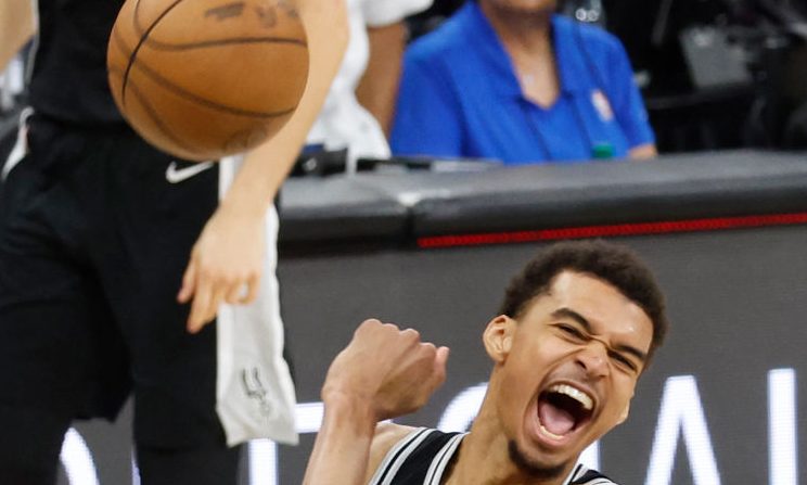 Victor Wembanyama a été désigné sans surprise "rookie de l'année", a annoncé lundi la NBA, validant la première saison convaincante du prodige du basket, premier tricolore à se voir offrir cette récompense. (Photo : Ronald Cortes/Getty Images)