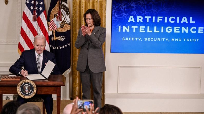 La vice-présidente Kamala Harris applaudit alors que le président Joe Biden signe un décret après avoir prononcé un discours sur l'avancement du développement et de l'utilisation sûrs, sécurisés et fiables de l'intelligence artificielle, dans la salle Est de la Maison-Blanche à Washington, le 30 octobre 2023. (Brendan Smialowski/AFP via Getty Images)