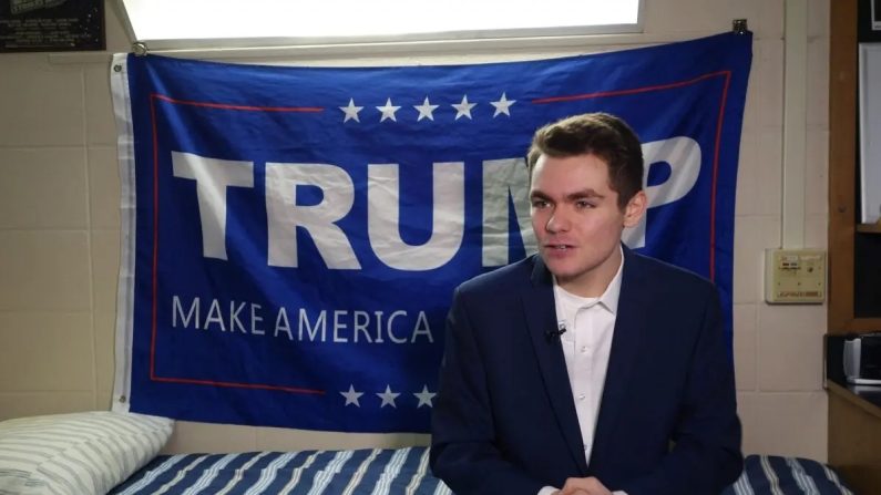 Le commentateur politique controversé Nick Fuentes est interviewé par l'Agence France-Presse à Boston, Massachusetts, le 9 mai 2016. (William Edwards/AFP/Getty Images)