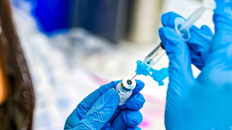 Un agent de santé remplit une seringue de vaccin contre la COVID-19 dans une image de fichier. (Robyn Beck/AFP via Getty Images)