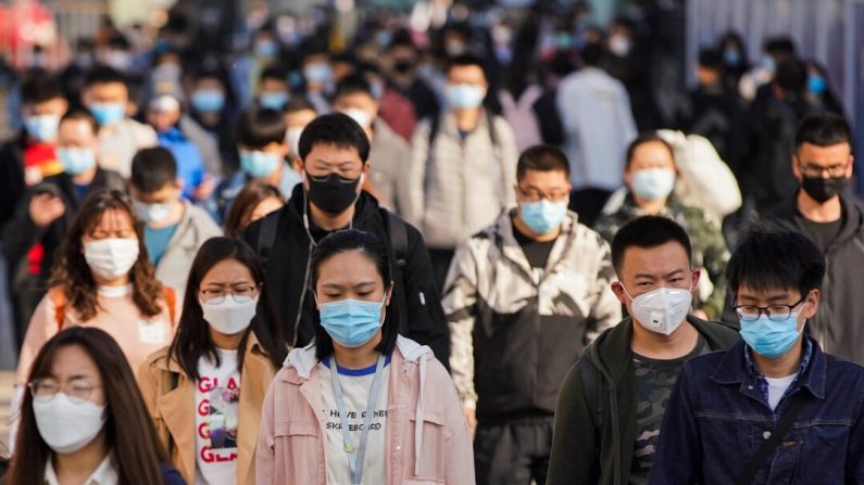 Des banlieusards portent des masques de protection alors qu'ils sortent d'une rame dans une station de métro à l'heure de pointe à Pékin, en Chine, le 13 avril 2020. (Lintao Zhang/Getty Images)