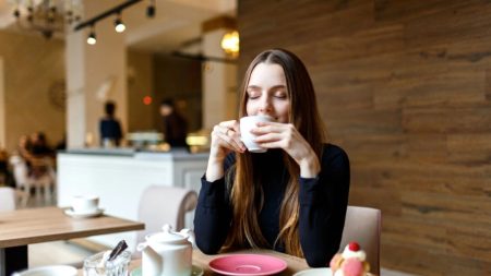 Des chercheurs découvrent que la musique influe sur notre façon de manger