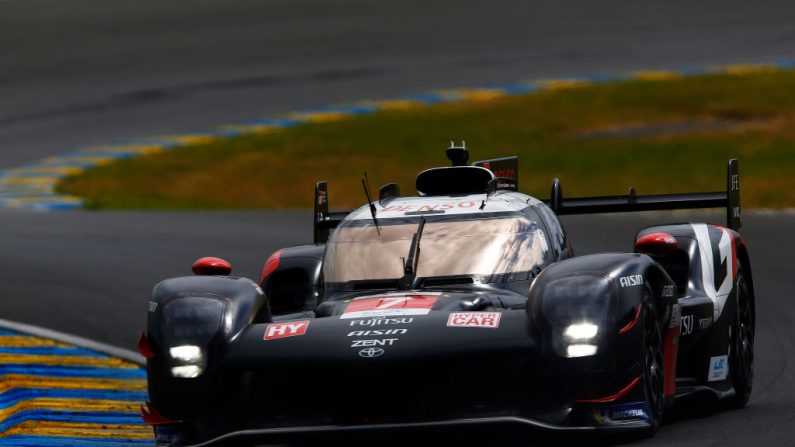 La Toyota n°8 était en tête des 24 Heures du Mans devant Porsche et Ferrari dimanche, après 16 heures d'une course neutralisée pendant plus de quatre heures à cause de la pluie. (Photo : Ker Robertson/Getty Images)