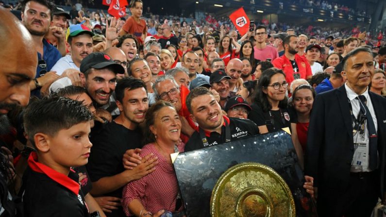 Antoine Dupont, auteur d'un doublé et désigné "meilleur joueur" de la finale remportée par le Stade toulousain vendredi à Marseille sur Bordeaux-Bègles (59-3), est "capable de révolutionner son sport", a estimé son entraîneur Ugo Mola, en ajoutant que le demi de mêlée arrivait encore à le "surprendre". (Photo : NICOLAS TUCAT/AFP via Getty Images)