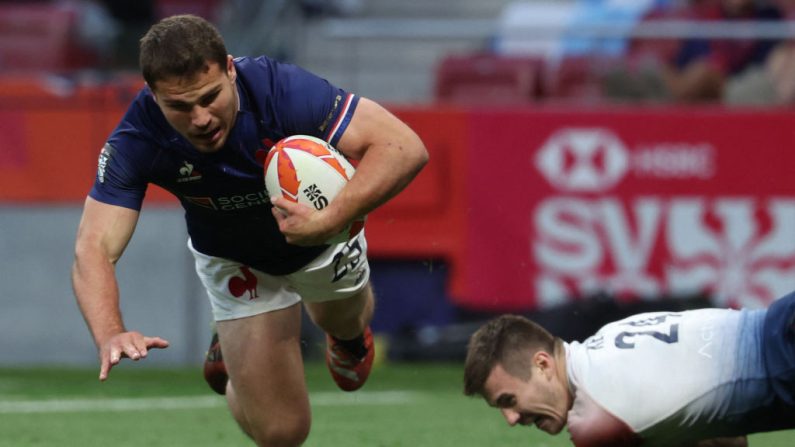 L'équipe de France masculine de rugby à VII, s'est qualifiée samedi pour les demi-finales du tournoi final de Madrid à l'issue de sa victoire en prolongation contre la Grande-Bretagne (17-12). (Photo : PIERRE-PHILIPPE MARCOU/AFP via Getty Images)