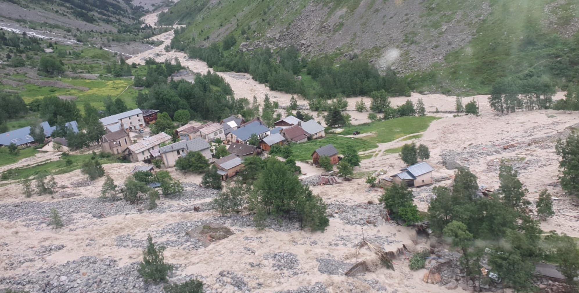 « Il n’y a plus de village » : le hameau de La Bérarde, dans les Écrins, dévasté par un torrent en furie