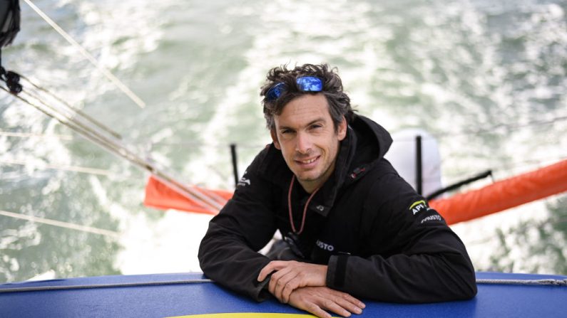 Après dix jours d'une traversée périlleuse, Charlie Dalin a remporté dans la nuit de samedi à dimanche aux Sables-d'Olonne la New York Vendée en solitaire, dernière course qualificative pour le Vendée Globe. (Photo : SEBASTIEN SALOM-GOMIS/AFP via Getty Images)