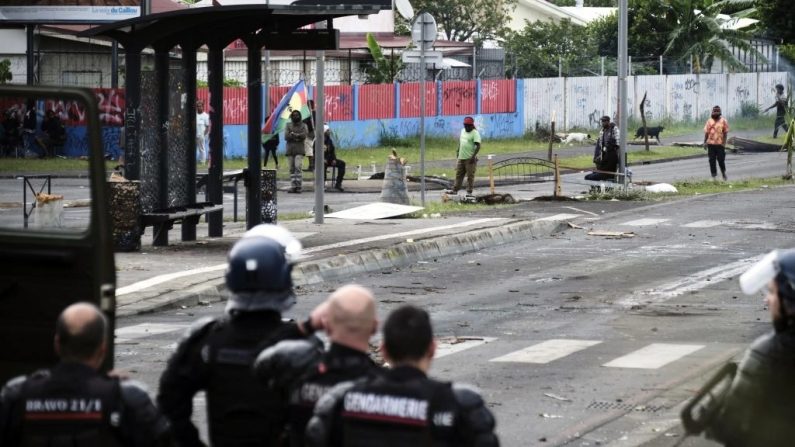 Des gendarmes français montent la garde à l'entrée du quartier de Rivière-Salée, à Nouméa en Nouvelle-Calédonie. (THEO ROUBY/AFP via Getty Images)