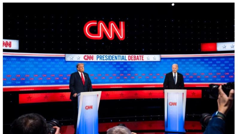 L'ancien président américain Donald Trump (à g.) et l’actuel président Joe Biden lors du débat présidentiel à Atlanta, dans l’État de Géorgie, le 27 juin 2024. (Madalina Vasiliu/Epoch Times)

