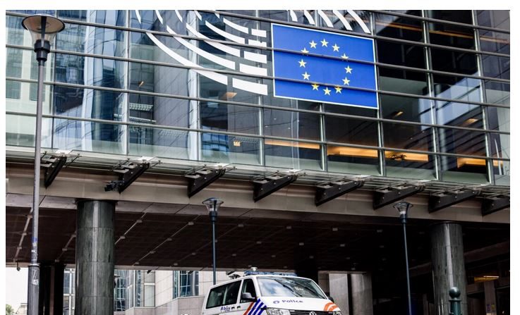 Une voiture de police est stationnée devant le bâtiment du Parlement européen à Bruxelles, le 29 mai 2024. (Kenzo Tribouillard/AFP via Getty Images)