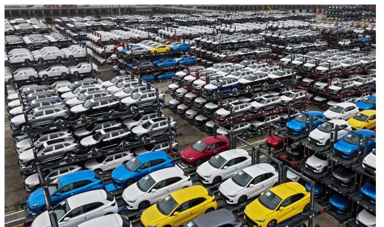 Des voitures électriques destinées à l'exportation sont empilées au terminal international du port de Taicang à Suzhou, dans la province chinoise du Jiangsu, le 16 avril 2024. (STR/AFP via Getty Images)