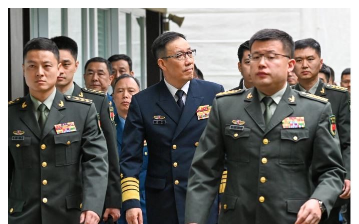 L'amiral Dong Jun (c.), ministre chinois de la Défense, arrive avec sa délégation pour une réunion bilatérale avec Lloyd Austin, secrétaire américain à la Défense, en marge de la 21e conférence du Shangri-La Dialogue, à l'hôtel Shangri-La de Singapour, le 31 mai 2024. (Roslan Rahman/AFP via Getty Images)