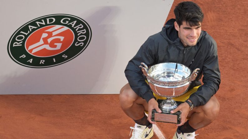 Le 3e joueur mondial Carlos Alcaraz a remporté son premier Roland-Garros, dimanche à Paris, en battant en finale 6-3, 2-6, 5-7, 6-1, 6-2 Alexander Zverev (4e) après 4h19 d'un match à rebondissements. (Photo : BERTRAND GUAY/AFP via Getty Images)