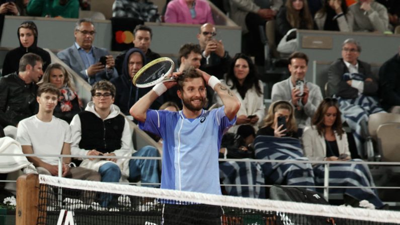 Corentin Moutet, huitième de finaliste pour la première fois de sa carrière à Roland-Garros, battu par le n°2 mondial Jannik Sinner dimanche soir, "espère que les gens (l)'ont découvert sous une forme différente" au fil de sa semaine parisienne. (Photo : ALAIN JOCARD/AFP via Getty Images)