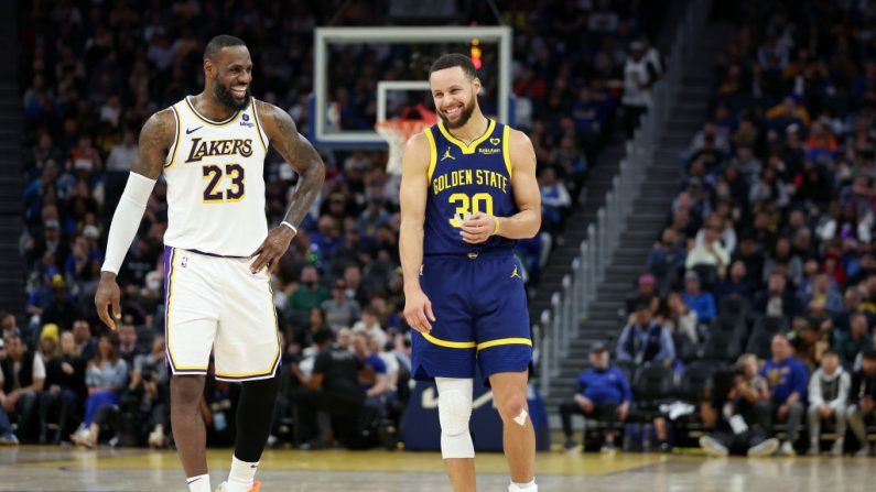 Le sélectionneur de l'équipe américaine de basket masculin Steve Kerr, également coach à succès des Golden State Warriors en NBA, a indiqué jeudi que les deux stars LeBron James et Stephen Curry avaient "hâte de jouer ensemble" pour la première fois aux Jeux olympiques de Paris. (Photo : Ezra Shaw/Getty Images)