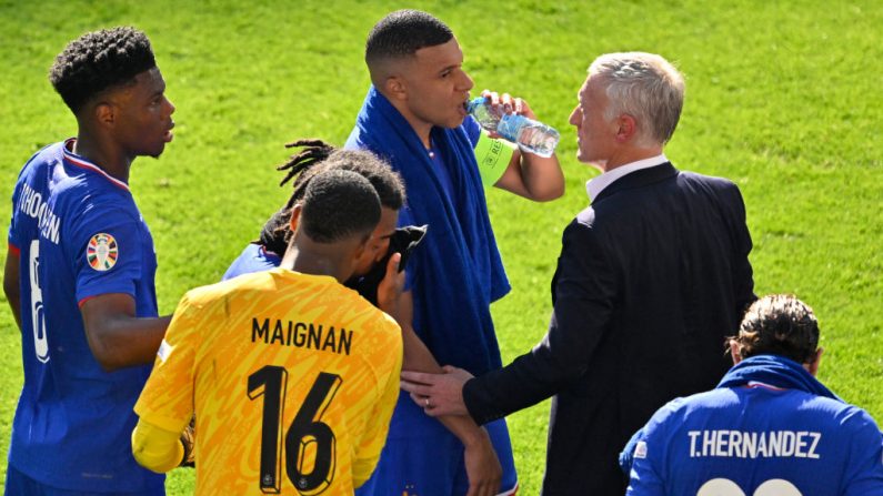 Didier Deschamps, le sélectionneur de l'équipe de France, s'est exprimé après le match nul (1-1) contre la Pologne au micro de BeIN Sports. (Photo : INA FASSBENDER/AFP via Getty Images)