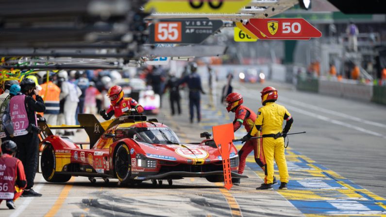 Ferrari, prestigieux vainqueur de l'édition du centenaire des 24 Heures du Mans l'an dernier, remet son titre en jeu à partir de 16h00 samedi face à l'armada des Porsche, Toyota et autres Cadillac, sur le célèbre circuit de 13,626 km. (Photo : FRED TANNEAU/AFP via Getty Images)