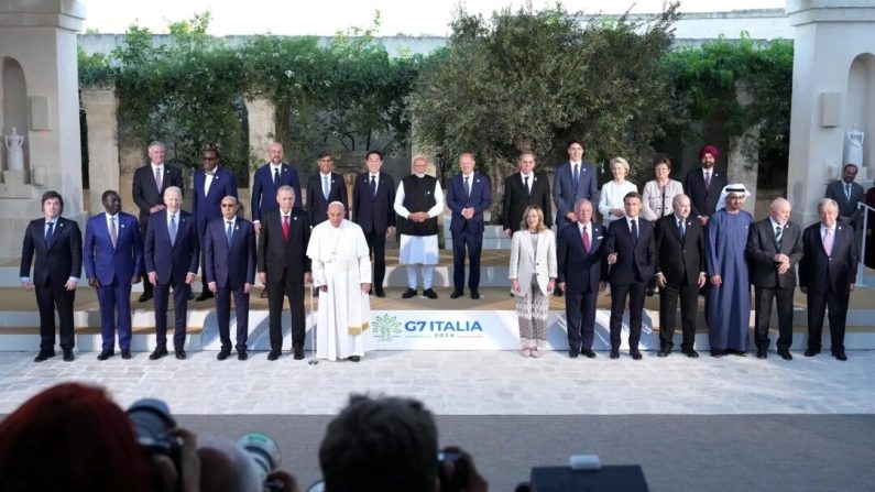 Le pape François pose avec les chefs d'État du G7, les chefs des délégations des pays d'outre-mer, Charles Michel, président du Conseil européen, et Ursula von der Leyen, présidente de la Commission européenne, pour une photo le deuxième jour du 50e sommet du G7 à Borgo Egnazia à Fasano, en Italie, le 14 juin 2024. (Christopher Furlong/Getty Images)