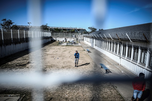 Le CRA de Paris-Vincennes compte 235 places. (STEPHANE DE SAKUTIN/AFP via Getty Images)