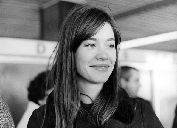 Françoise Hardy arrive à l'aéroport d'Orly le 13 avril 1965. (AFP via Getty Images)