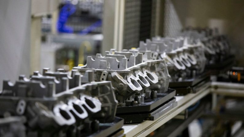 Des pièces de moteur sont assemblées au Stellantis Dundee Engine Complex le 18 août 2022 à Dundee, dans le Michigan. (Photo : Bill Pugliano/Getty Images)