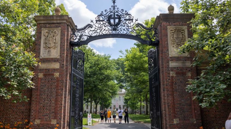 Des personnes franchissent le portail de Harvard Yard sur le campus de l'université de Harvard le 29 juin 2023 à Cambridge, Massachusetts. (Crédit photo Scott Eisen/Getty Images)