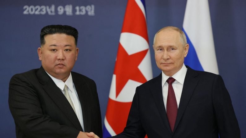 Le président russe Vladimir Poutine et le dirigeant nord-coréen Kim Jong Un se serrent la main lors de leur rencontre au cosmodrome de Vostochny, dans la région de l'Amour, le 13 septembre 2023, avant les pourparlers prévus qui ont pu conduire à un accord sur les armes entre les deux pays. (VLADIMIR SMIRNOV/POOL/AFP via Getty Images)