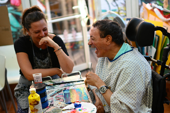 Un patient partage un éclat de rire avec une infirmière à La Maison de Gardanne, un établissement de soins palliatifs pionnier dans les Bouches-du-Rhône. (CHRISTOPHE SIMON/AFP via Getty Images)