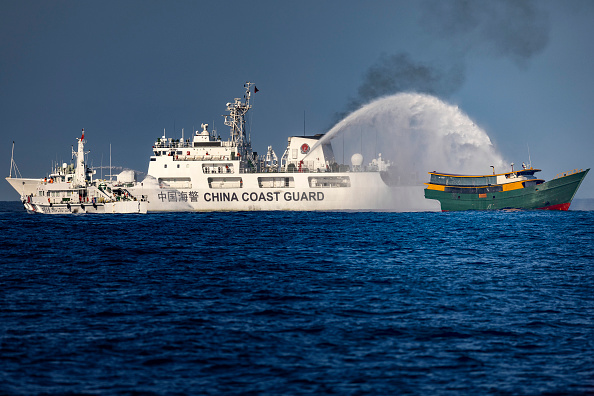 MER DE CHINE  MÉRIDIONALE : Un navire de la garde côtière chinoise tire un canon à eau sur Unaizah May 4, un navire affrété par la marine philippine, qui effectue une mission de réapprovisionnement de routine pour les troupes stationnées sur le Second Thomas Shoal, le 5 mars 2024. (Photo  Ezra Acayan/Getty Images)