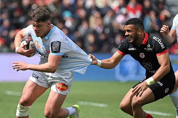 Le talonneur du Racing92, Janick Tarrit (à g.), lors du match du Top14 contre le Stade Toulousain à Toulouse, le 27 avril 2024. (Photo by MATTHIEU RONDEL/AFP via Getty Images)