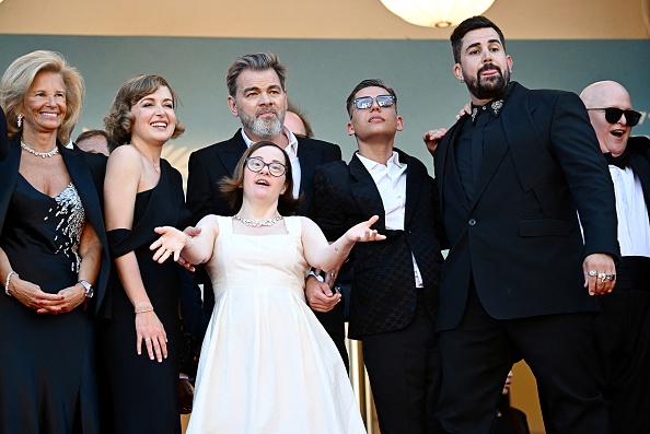 Les acteurs et membres de la distribution du film « Un p'tit truc en plus » lors de la 77e édition du Festival de Cannes. (LOIC VENANCE/AFP via Getty Images)