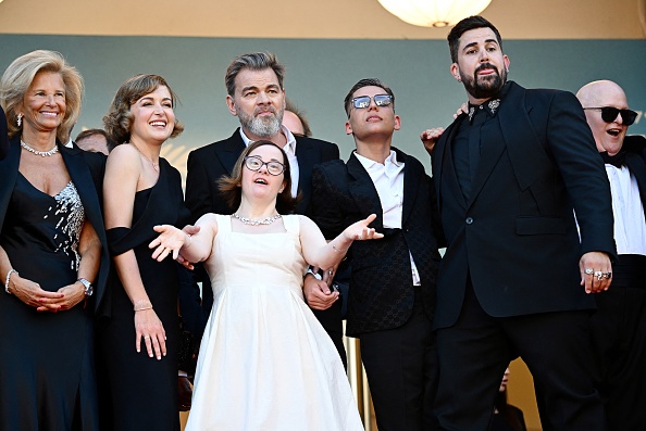 Les membres de la distribution du film "Un p'tit truc en plus", lors de la 77e édition du Festival de Cannes à Cannes, le 22 mai 2024.  (LOIC VENANCE/AFP via Getty Images)