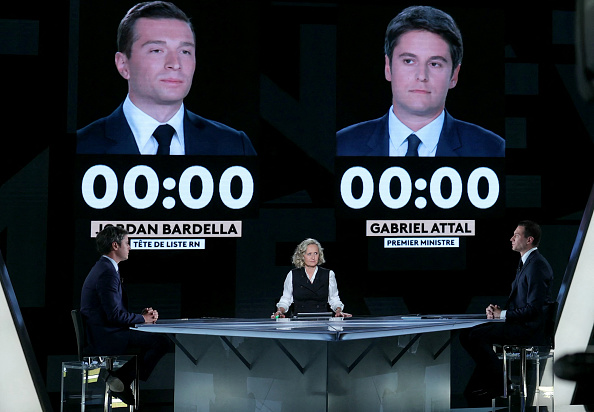 Le président du RN Jordan Bardella (à g.) et le Premier ministre Gabriel Attal assistent à un débat le 23 mai 2024. (THOMAS SAMSON/POOL/AFP via Getty Images)