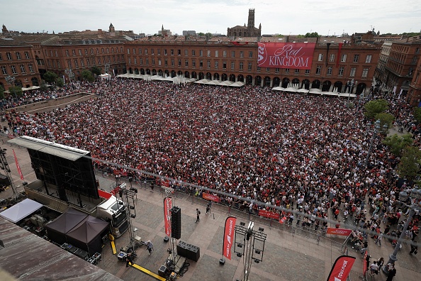 Les supporters du Stade Toulousain font la fête dans une fan zone sur la place du Capitole à Toulouse, le 25 mai 2024 après la finale de Coupe d'Europe de rugby remportée contre Leinster. (Photo VALENTINE CHAPUIS/AFP via Getty Images)