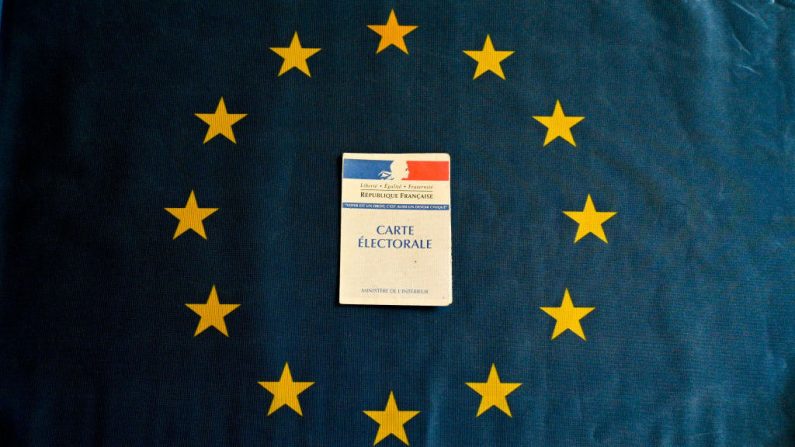 Une carte électorale sur un drapeau européen (MAGALI COHEN/Hans Lucas/AFP via Getty Images)